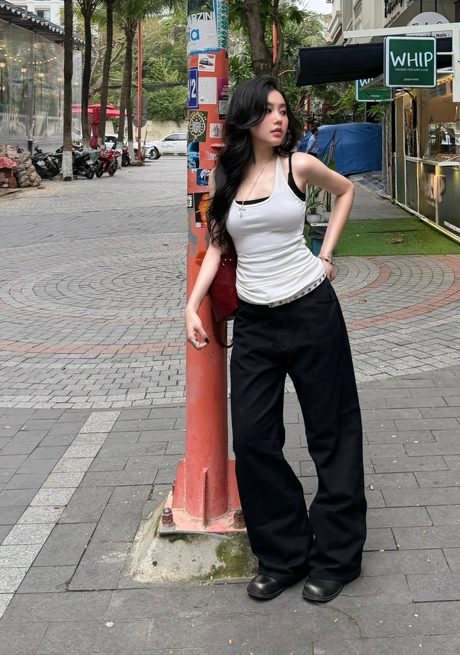 Phối đồ với áo tank top - mặc đẹp quanh năm, gọn nhẹ, thời thượng- Ảnh 6. Phối đồ với áo tank top - mặc đẹp quanh năm, gọn nhẹ, thời thượng- Ảnh 6.