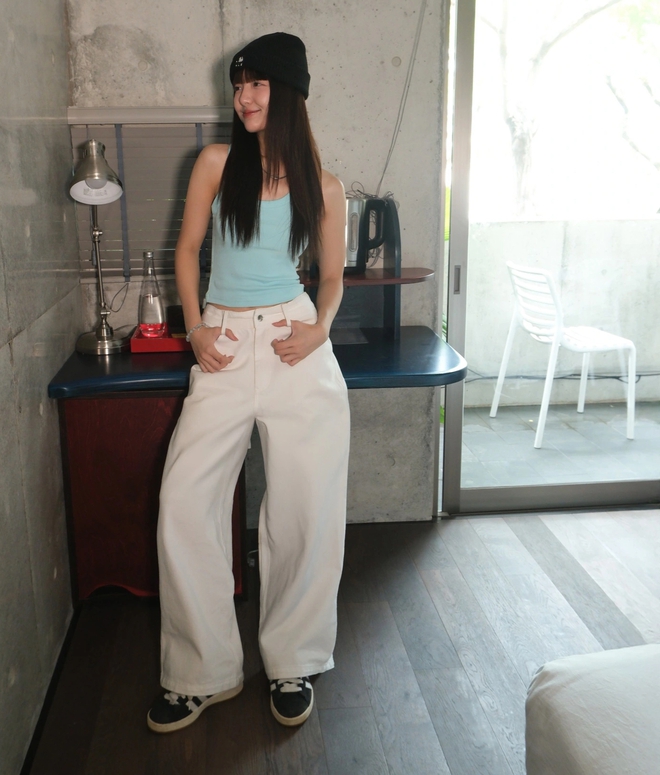 Phối đồ với áo tank top - mặc đẹp quanh năm, gọn nhẹ, thời thượng- Ảnh 8. Phối đồ với áo tank top - mặc đẹp quanh năm, gọn nhẹ, thời thượng- Ảnh 8.