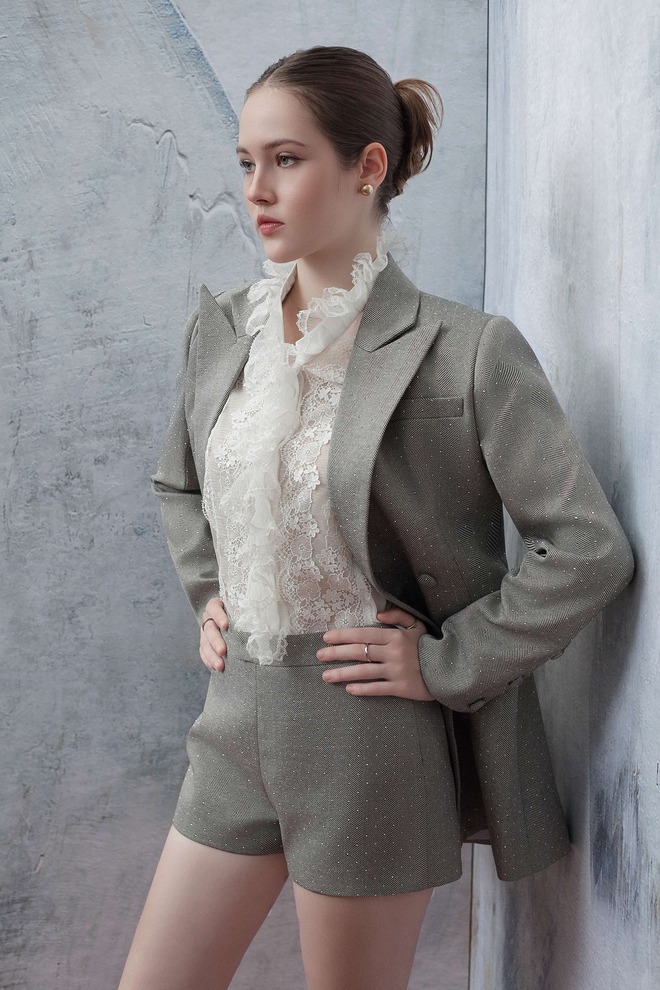 Sang trọng mà nữ tính nơi công sở cùng áo vest cách điệu- Ảnh 8. Sang trọng mà nữ tính nơi công sở cùng áo vest cách điệu- Ảnh 8.