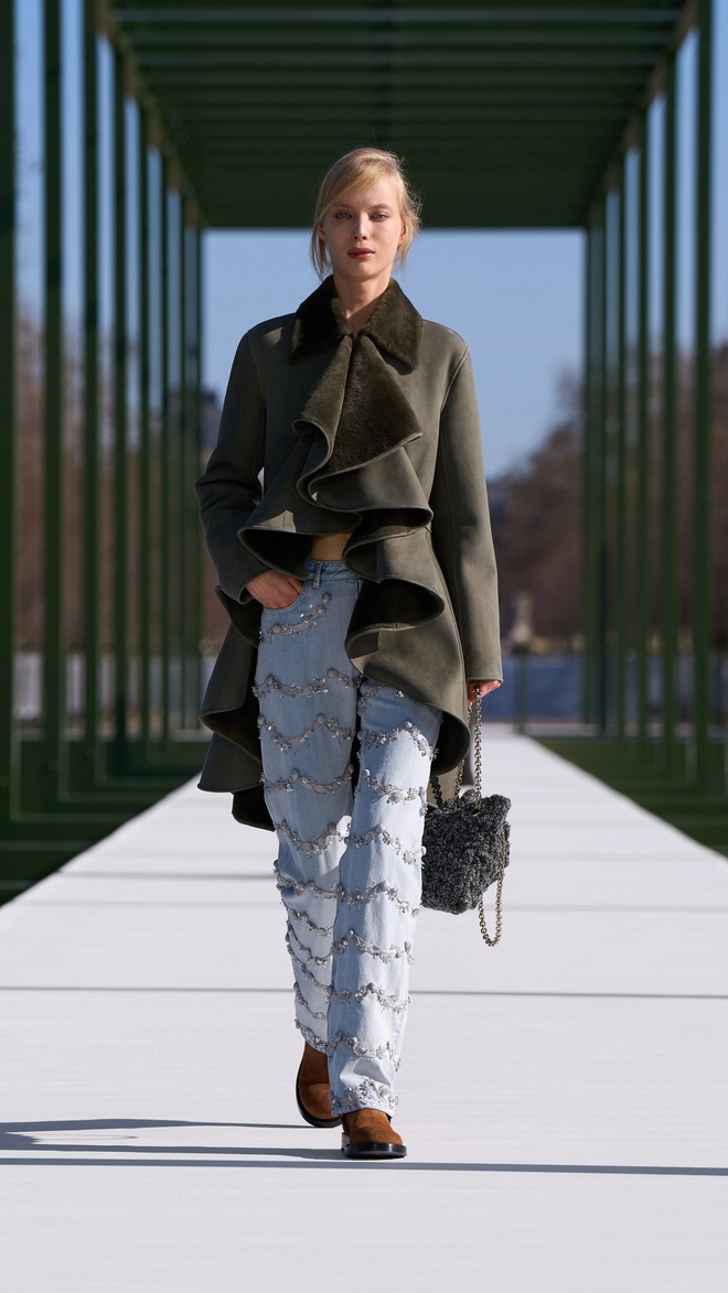 Denim thế hệ mới 'hack' tuổi hiệu quả, thổi bùng tinh thần thanh lịch, thoải mái - Ảnh 1.