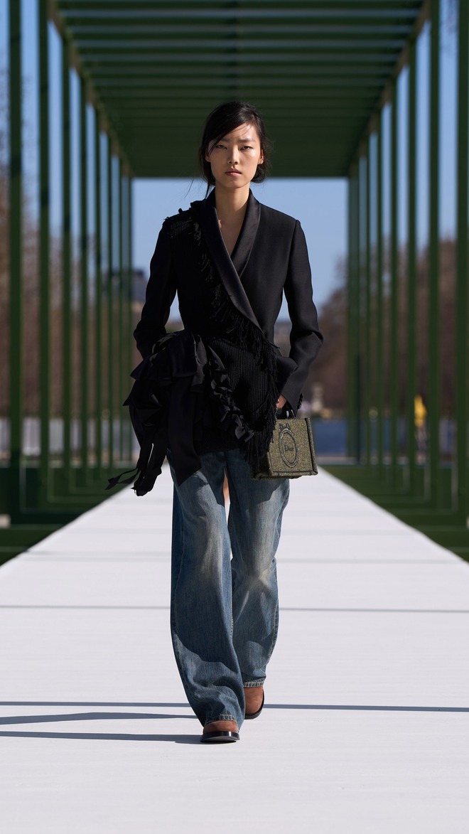 Denim thế hệ mới 'hack' tuổi hiệu quả, thổi bùng tinh thần thanh lịch, thoải mái - Ảnh 8.