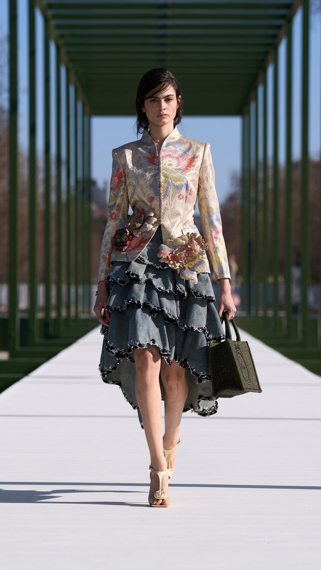 Denim thế hệ mới 'hack' tuổi hiệu quả, thổi bùng tinh thần thanh lịch, thoải mái - Ảnh 7.