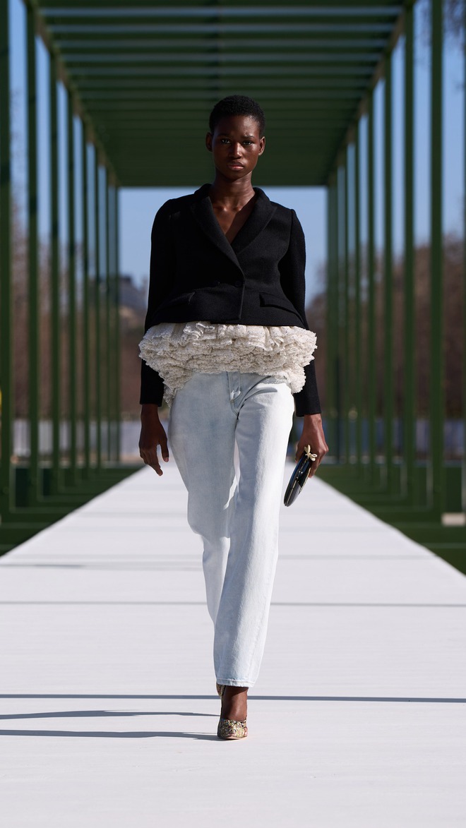 Denim thế hệ mới 'hack' tuổi hiệu quả, thổi bùng tinh thần thanh lịch, thoải mái - Ảnh 9.