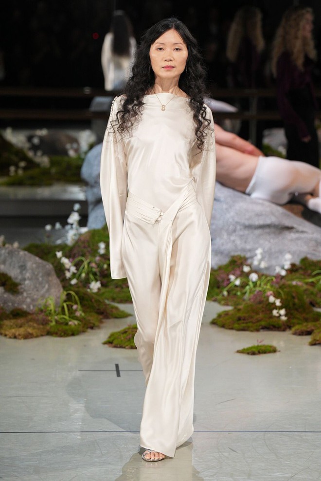 Cách mặc gam trắng từ đầu tới chân mà không nhạt nhòa- Ảnh 3.