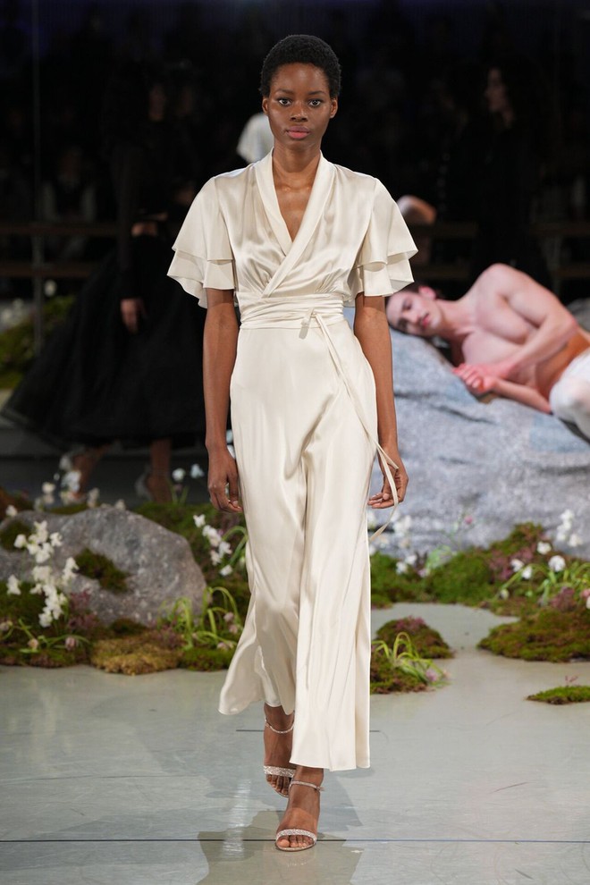 Cách mặc gam trắng từ đầu tới chân mà không nhạt nhòa- Ảnh 2.