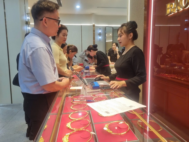 Gi&aacute; v&agrave;ng, gi&aacute; bạc s&aacute;ng 27.4 'rơi' thẳng đứng - Ảnh 2.