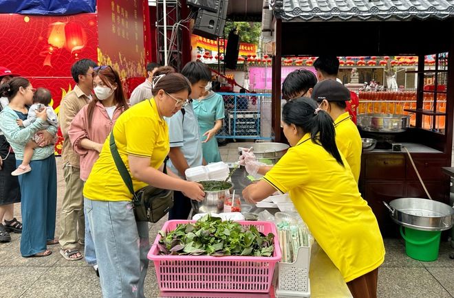 Người d&acirc;n TP.HCM xếp h&agrave;ng d&agrave;i mua đậu hũ v&agrave;ng, mỗi năm chỉ b&aacute;n một lần ở Chợ Lớn- Ảnh 8.