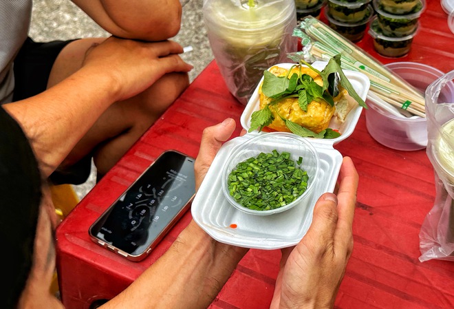 Người d&acirc;n TP.HCM xếp h&agrave;ng d&agrave;i mua đậu hũ v&agrave;ng, mỗi năm chỉ b&aacute;n một lần ở Chợ Lớn- Ảnh 9.