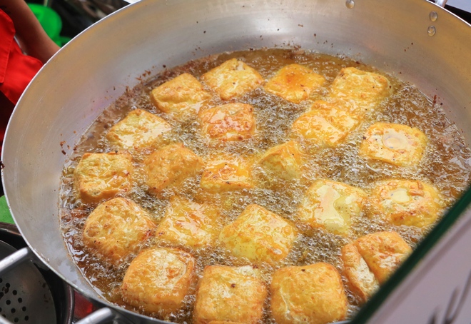 Người d&acirc;n TP.HCM xếp h&agrave;ng d&agrave;i mua đậu hũ v&agrave;ng, mỗi năm chỉ b&aacute;n một lần ở Chợ Lớn- Ảnh 7.