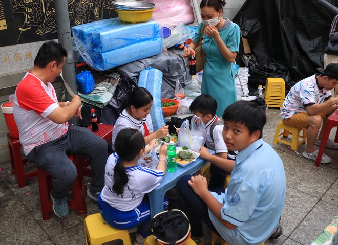 Người dân TP.HCM xếp hàng dài mua đậu hũ vàng, mỗi năm chỉ bán một lần ở Chợ Lớn- Ảnh 14. Người dân TP.HCM xếp hàng dài mua đậu hũ vàng, mỗi năm chỉ bán một lần ở Chợ Lớn- Ảnh 14.