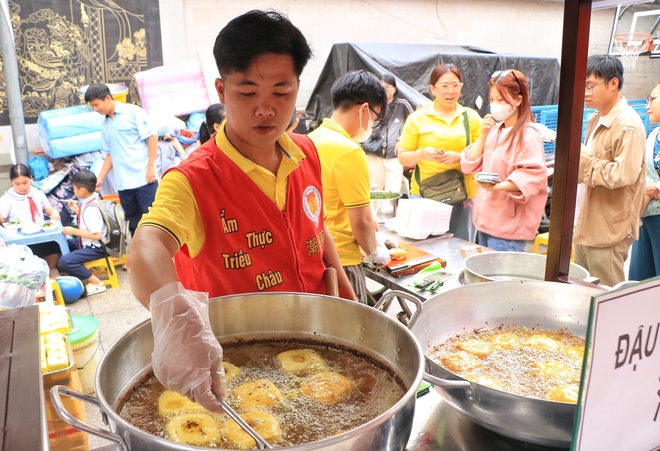 Người d&acirc;n TP.HCM xếp h&agrave;ng d&agrave;i mua đậu hũ v&agrave;ng, mỗi năm chỉ b&aacute;n một lần ở Chợ Lớn- Ảnh 6.