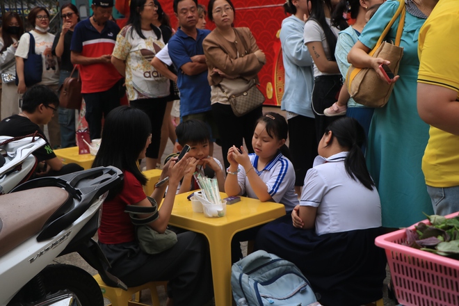 Người dân TP.HCM xếp hàng dài mua đậu hũ vàng, mỗi năm chỉ bán một lần ở Chợ Lớn- Ảnh 11. Người dân TP.HCM xếp hàng dài mua đậu hũ vàng, mỗi năm chỉ bán một lần ở Chợ Lớn- Ảnh 11.