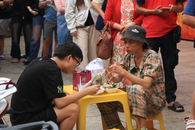 Người d&acirc;n TP.HCM xếp h&agrave;ng d&agrave;i mua đậu hũ v&agrave;ng, mỗi năm chỉ b&aacute;n một lần ở Chợ Lớn- Ảnh 12.