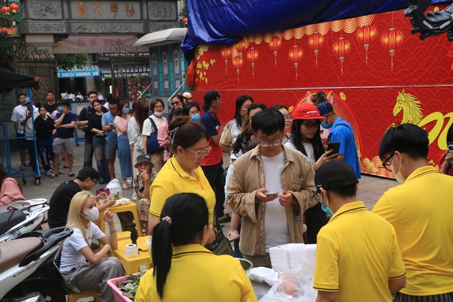 Người d&acirc;n TP.HCM xếp h&agrave;ng d&agrave;i mua đậu hũ v&agrave;ng, mỗi năm chỉ b&aacute;n một lần ở Chợ Lớn- Ảnh 13.