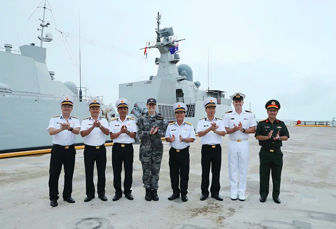 T&agrave;u hộ vệ t&ecirc;n lửa 016 - Quang Trung cập cảng &Uacute;c tham gia Lễ duyệt binh 2026 - Ảnh 2.