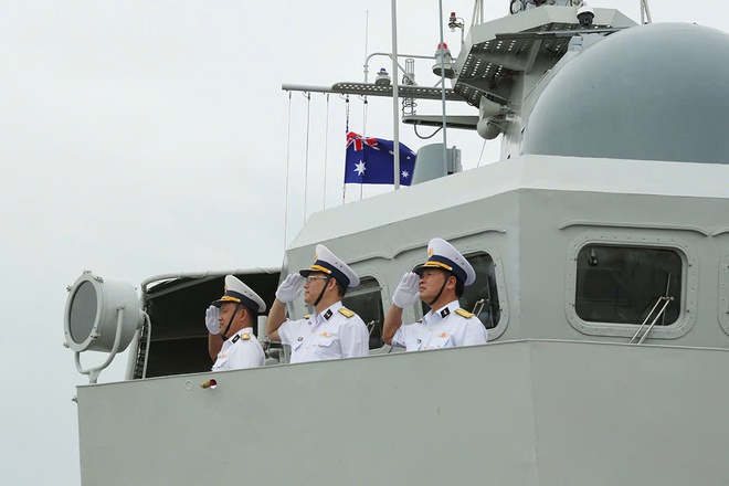 T&agrave;u hộ vệ t&ecirc;n lửa 016 - Quang Trung cập cảng &Uacute;c tham gia Lễ duyệt binh 2026 - Ảnh 4.