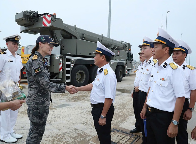 T&agrave;u hộ vệ t&ecirc;n lửa 016 - Quang Trung cập cảng &Uacute;c tham gia Lễ duyệt binh 2026 - Ảnh 3.