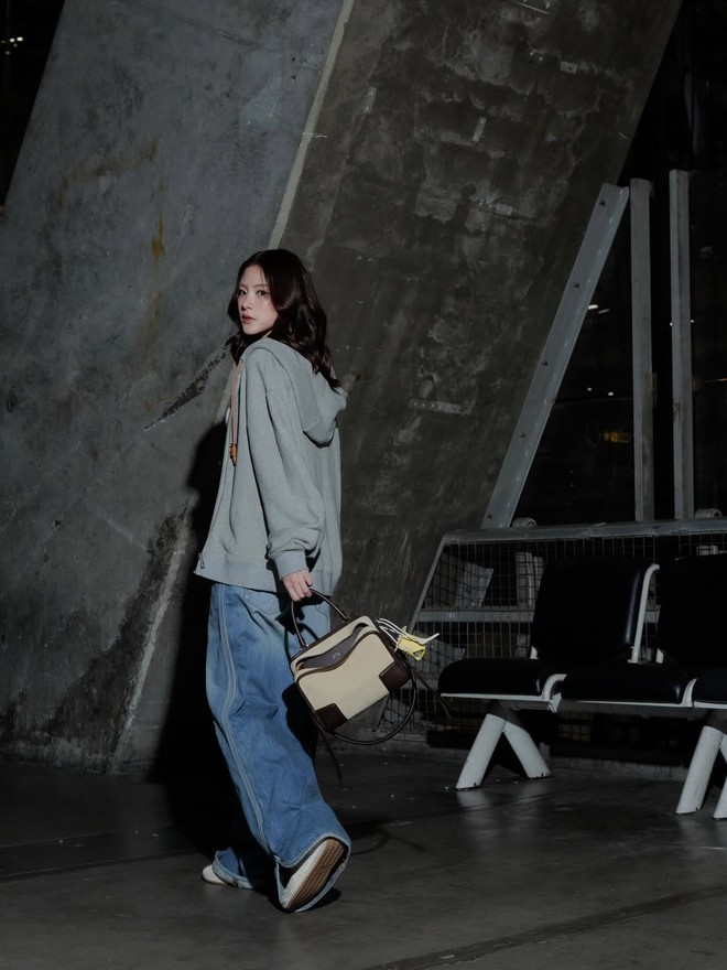 Quần jeans ống rộng mang đến vẻ ngoài tự tin và năng động cho nàng- Ảnh 2.