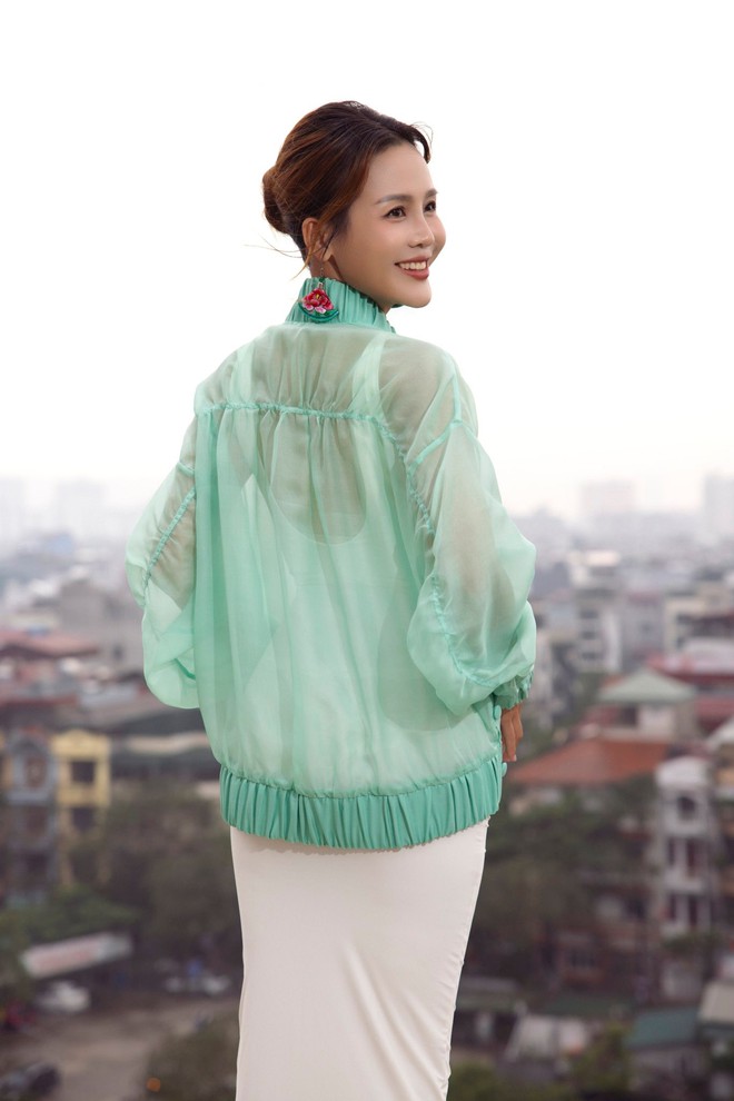 Bomber lụa đa sắc - làn gió mới thu hút tín đồ mùa thời trang xuân hè- Ảnh 5.