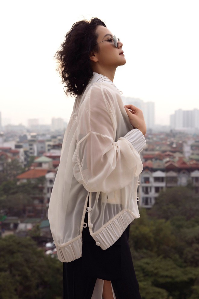 Bomber lụa đa sắc - làn gió mới thu hút tín đồ mùa thời trang xuân hè- Ảnh 4.