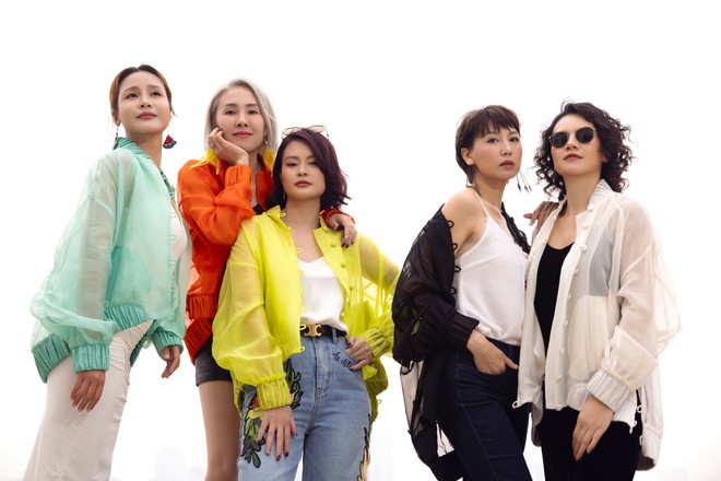 Bomber lụa đa sắc - làn gió mới thu hút tín đồ mùa thời trang xuân hè- Ảnh 8.