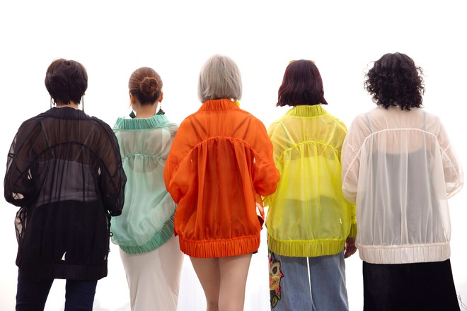 Bomber lụa đa sắc - làn gió mới thu hút tín đồ mùa thời trang xuân hè- Ảnh 6.