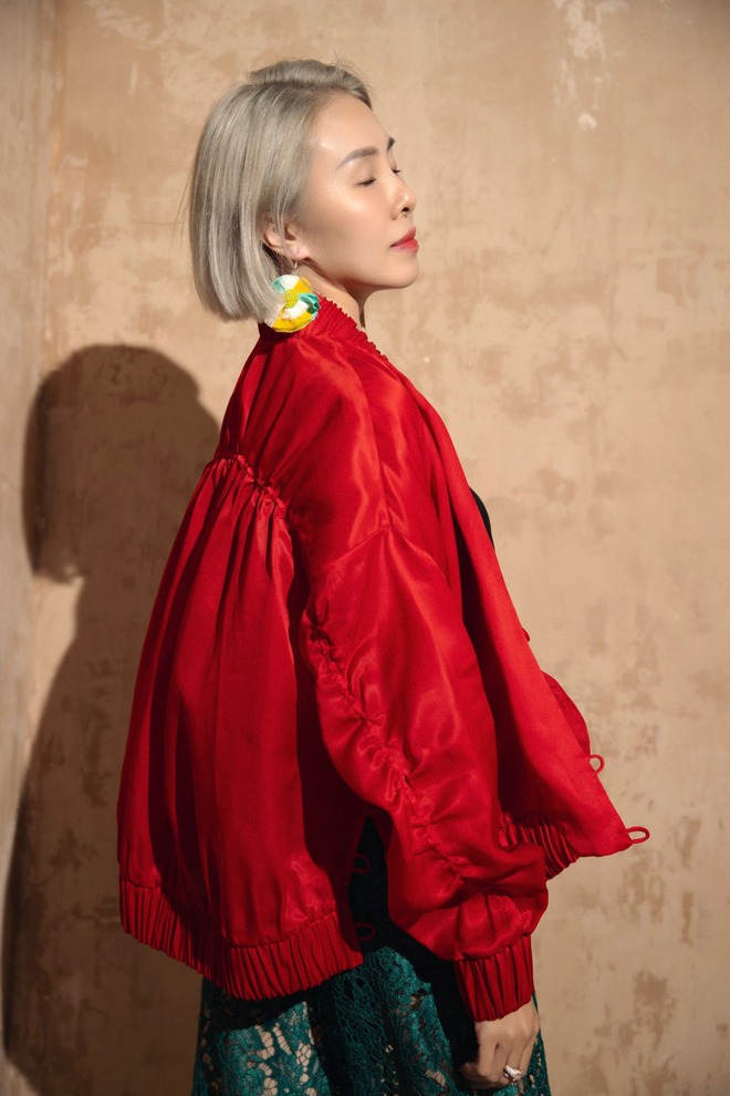 Bomber lụa đa sắc - làn gió mới thu hút tín đồ mùa thời trang xuân hè- Ảnh 2.