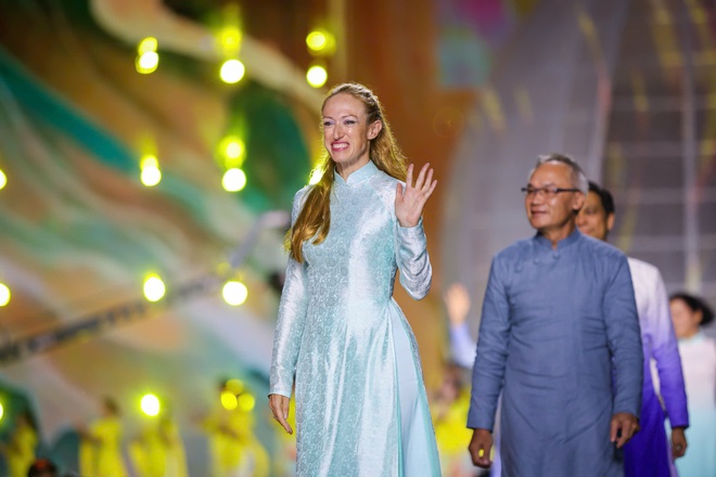 Hoa hậu Venezuela, Mỹ khoe sắc cùng áo dài trên đường đi bộ Nguyễn Huệ- Ảnh 12.