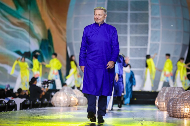 Hoa hậu Venezuela, Mỹ khoe sắc cùng áo dài trên đường đi bộ Nguyễn Huệ- Ảnh 10.