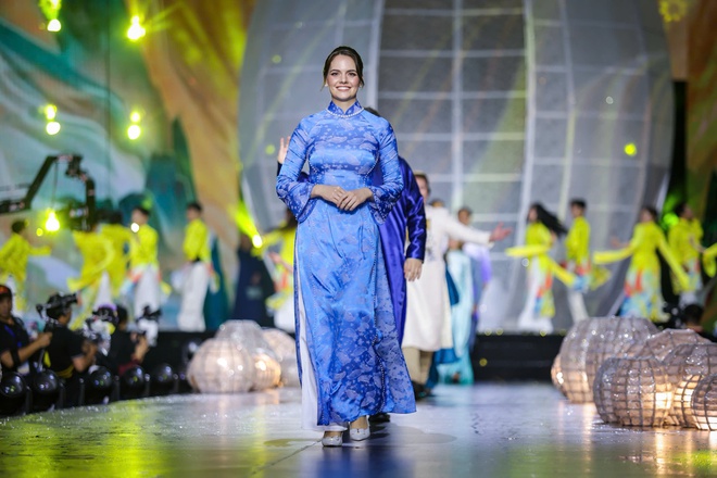 Hoa hậu Venezuela, Mỹ khoe sắc cùng áo dài trên đường đi bộ Nguyễn Huệ- Ảnh 11.