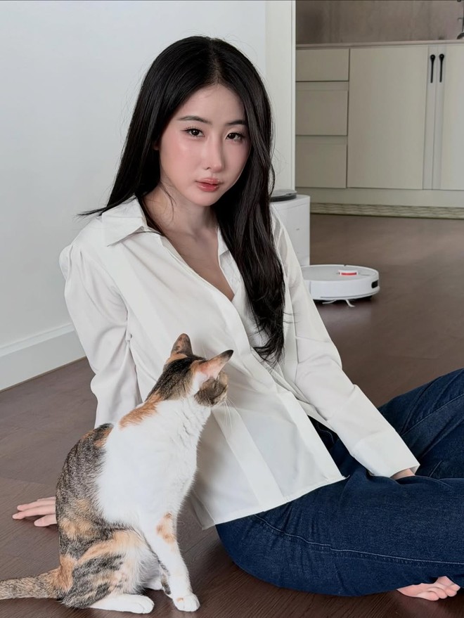 Áo sơ mi kết hợp quần denim tạo nên bản phối cuốn hút ngày đầu hè- Ảnh 3.