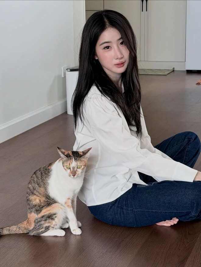 Áo sơ mi kết hợp quần denim tạo nên bản phối cuốn hút ngày đầu hè- Ảnh 2.