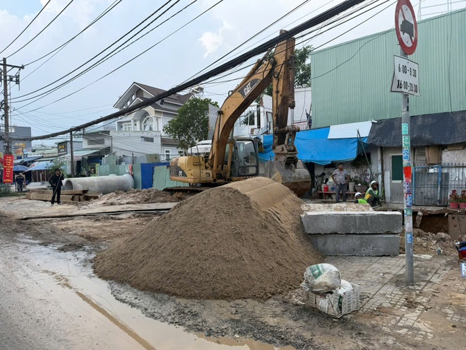 Phạt nh&agrave; thầu thi c&ocirc;ng đường L&atilde; Xu&acirc;n Oai v&igrave; lấn chiếm vỉa h&egrave; tại TP . HCM - Ảnh 3.