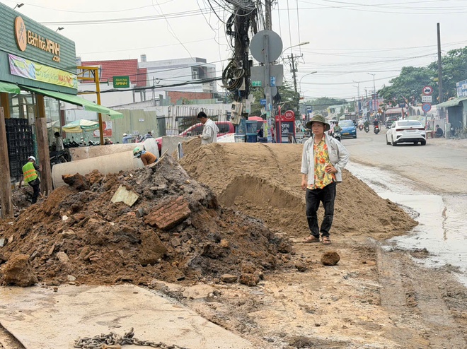 Phạt nh&agrave; thầu thi c&ocirc;ng đường L&atilde; Xu&acirc;n Oai v&igrave; lấn chiếm vỉa h&egrave; tại TP . HCM - Ảnh 2.