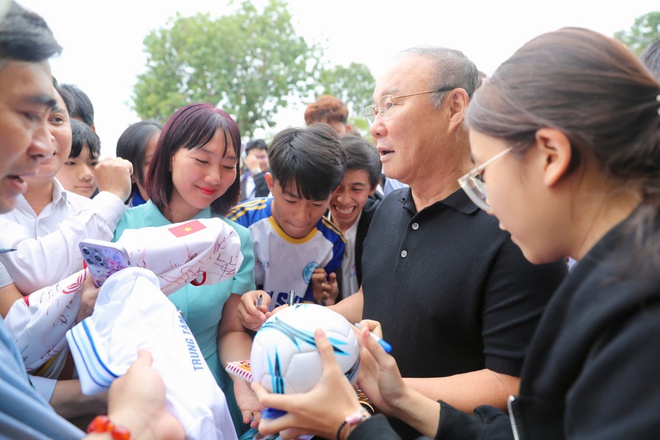 HLV Park Hang-seo cùng các CĐV xinh đẹp tiếp lửa VCK giải Thanh Niên sinh viên- Ảnh 3.