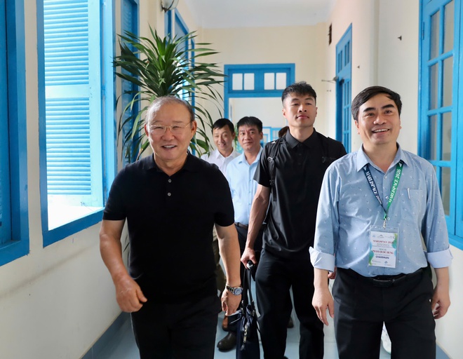 HLV Park Hang-seo cùng các CĐV xinh đẹp tiếp lửa VCK giải Thanh Niên sinh viên- Ảnh 2.