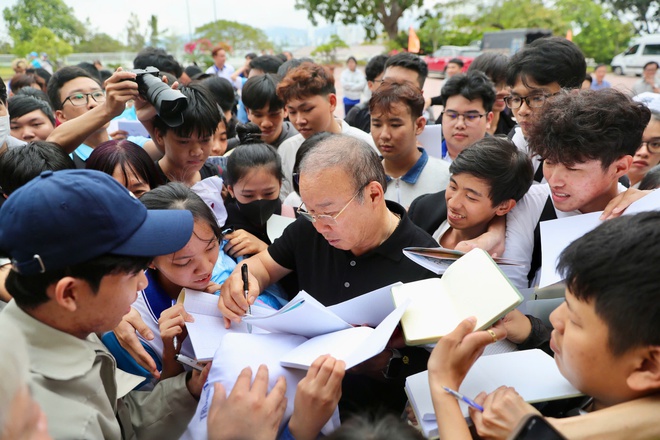 HLV Park Hang-seo cùng các CĐV xinh đẹp tiếp lửa VCK giải Thanh Niên sinh viên- Ảnh 4.