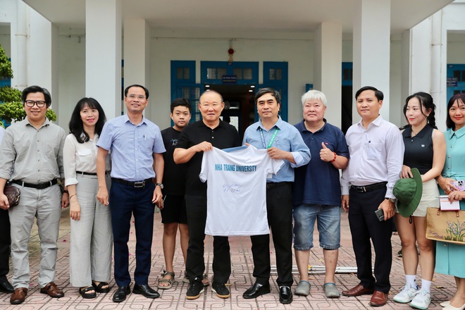 HLV Park Hang-seo cùng các CĐV xinh đẹp tiếp lửa VCK giải Thanh Niên sinh viên- Ảnh 1.