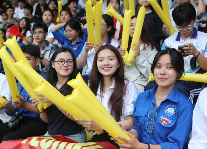 HLV Park Hang-seo c&ugrave;ng c&aacute;c CĐV xinh đẹp tiếp lửa VCK giải Thanh Ni&ecirc;n sinh vi&ecirc;n- Ảnh 10.