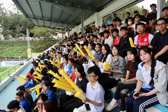 HLV Park Hang-seo cùng các CĐV xinh đẹp tiếp lửa VCK giải Thanh Niên sinh viên- Ảnh 12.