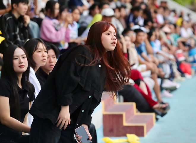 HLV Park Hang-seo cùng các CĐV xinh đẹp tiếp lửa VCK giải Thanh Niên sinh viên- Ảnh 13.