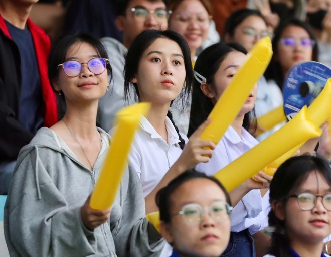 HLV Park Hang-seo cùng các CĐV xinh đẹp tiếp lửa VCK giải Thanh Niên sinh viên- Ảnh 7.
