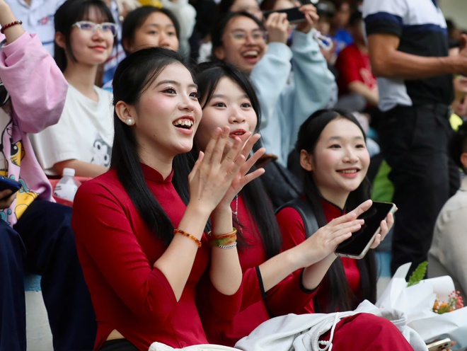 HLV Park Hang-seo c&ugrave;ng c&aacute;c CĐV xinh đẹp tiếp lửa VCK giải Thanh Ni&ecirc;n sinh vi&ecirc;n- Ảnh 9.