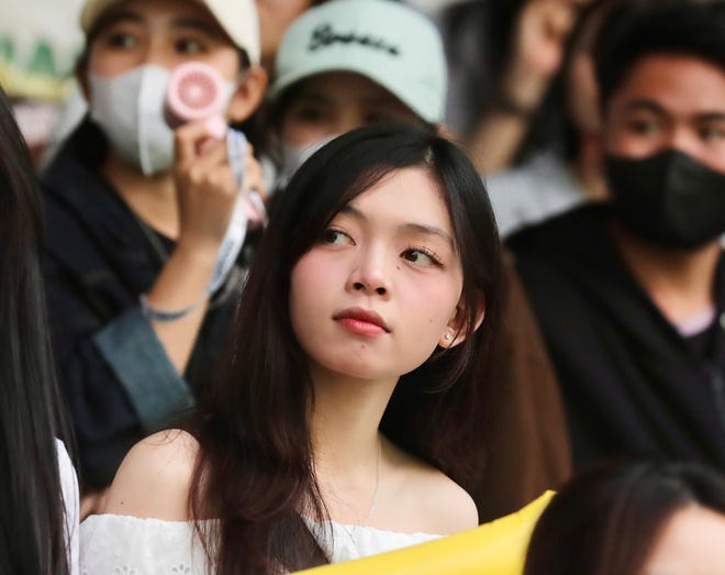 HLV Park Hang-seo cùng các CĐV xinh đẹp tiếp lửa VCK giải Thanh Niên sinh viên- Ảnh 8.