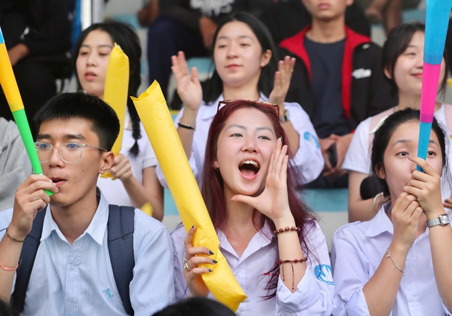 HLV Park Hang-seo cùng các CĐV xinh đẹp tiếp lửa VCK giải Thanh Niên sinh viên- Ảnh 6.