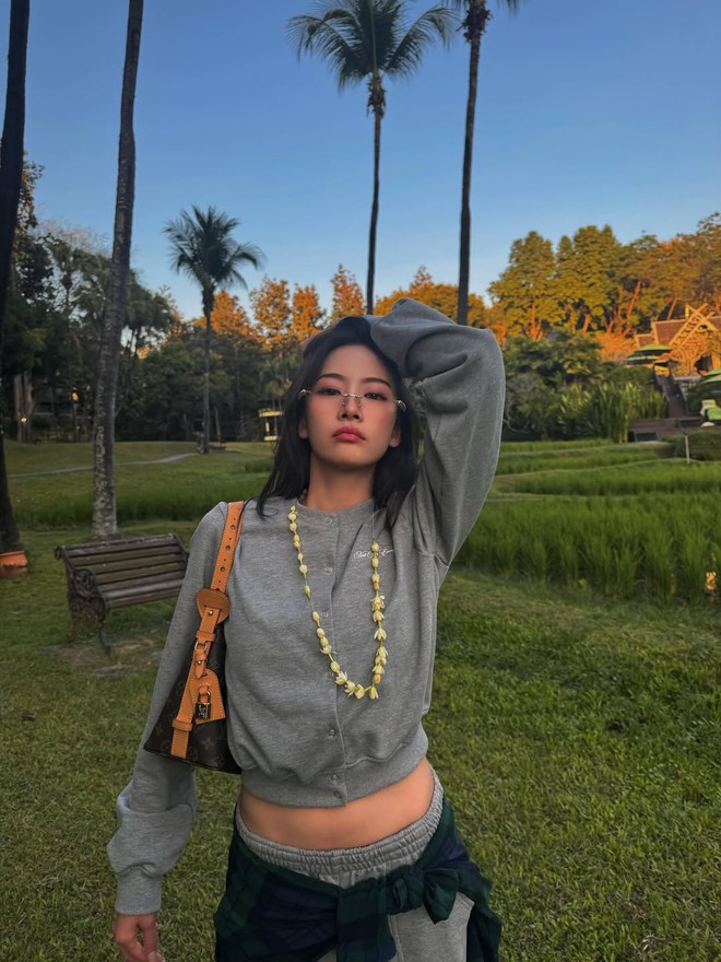 Áo cardigan mỏng giúp hoàn thiện phong cách thời trang trong ngày giao mùa- Ảnh 3. Áo cardigan mỏng giúp hoàn thiện phong cách thời trang trong ngày giao mùa- Ảnh 3.