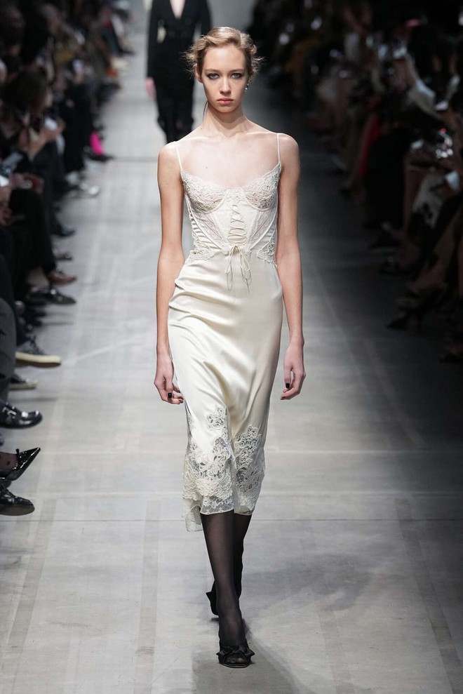 Mẹo phối đồ theo xu hướng vintage revival chuẩn fashionista hiệu quả- Ảnh 7. Mẹo phối đồ theo xu hướng vintage revival chuẩn fashionista hiệu quả- Ảnh 7.