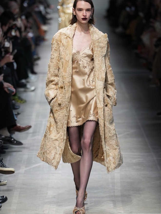 Mẹo phối đồ theo xu hướng vintage revival chuẩn fashionista hiệu quả- Ảnh 8. Mẹo phối đồ theo xu hướng vintage revival chuẩn fashionista hiệu quả- Ảnh 8.