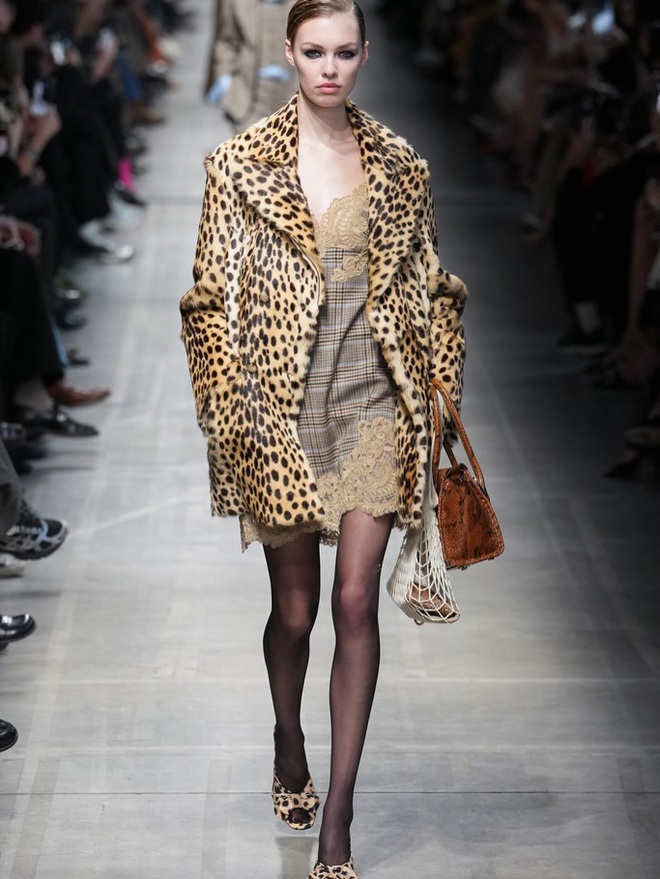 Mẹo phối đồ theo xu hướng vintage revival chuẩn fashionista hiệu quả- Ảnh 9. Mẹo phối đồ theo xu hướng vintage revival chuẩn fashionista hiệu quả- Ảnh 9.