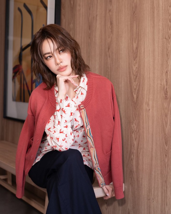 Áo cardigan mỏng giúp hoàn thiện phong cách thời trang trong ngày giao mùa- Ảnh 9. Áo cardigan mỏng giúp hoàn thiện phong cách thời trang trong ngày giao mùa- Ảnh 9.